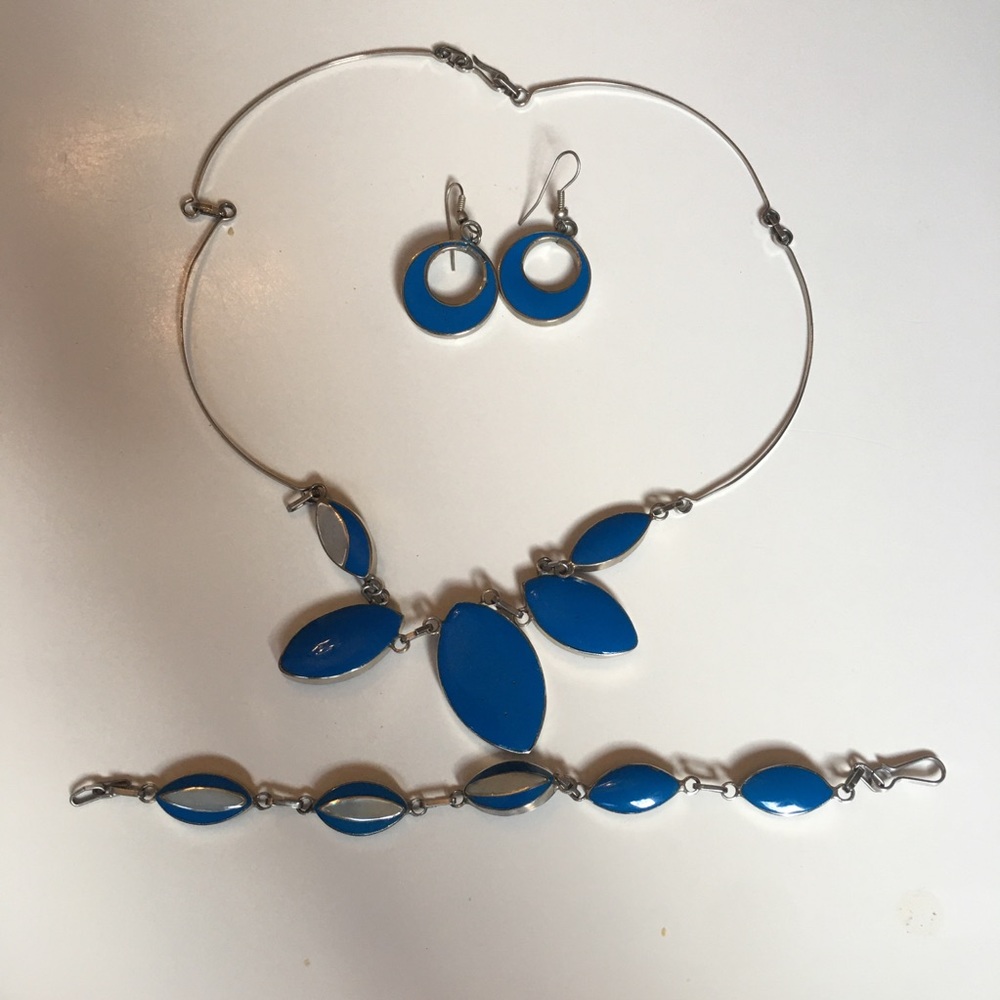 2/$30 Enamel & Shell-like Reversible Jewellery Set - Picture 5 of 10